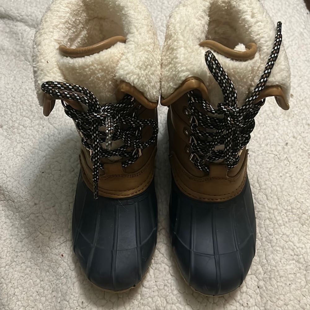 Tommy Hilfiger Duck boots, size 7. Never been worn. Fleece inside.